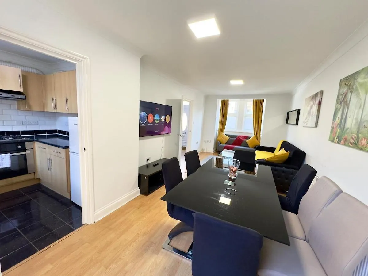 Spacious 3-Bed Home With Garden, Private Parking, Smart Tv'S, Fast Wi-Fi London 0*,