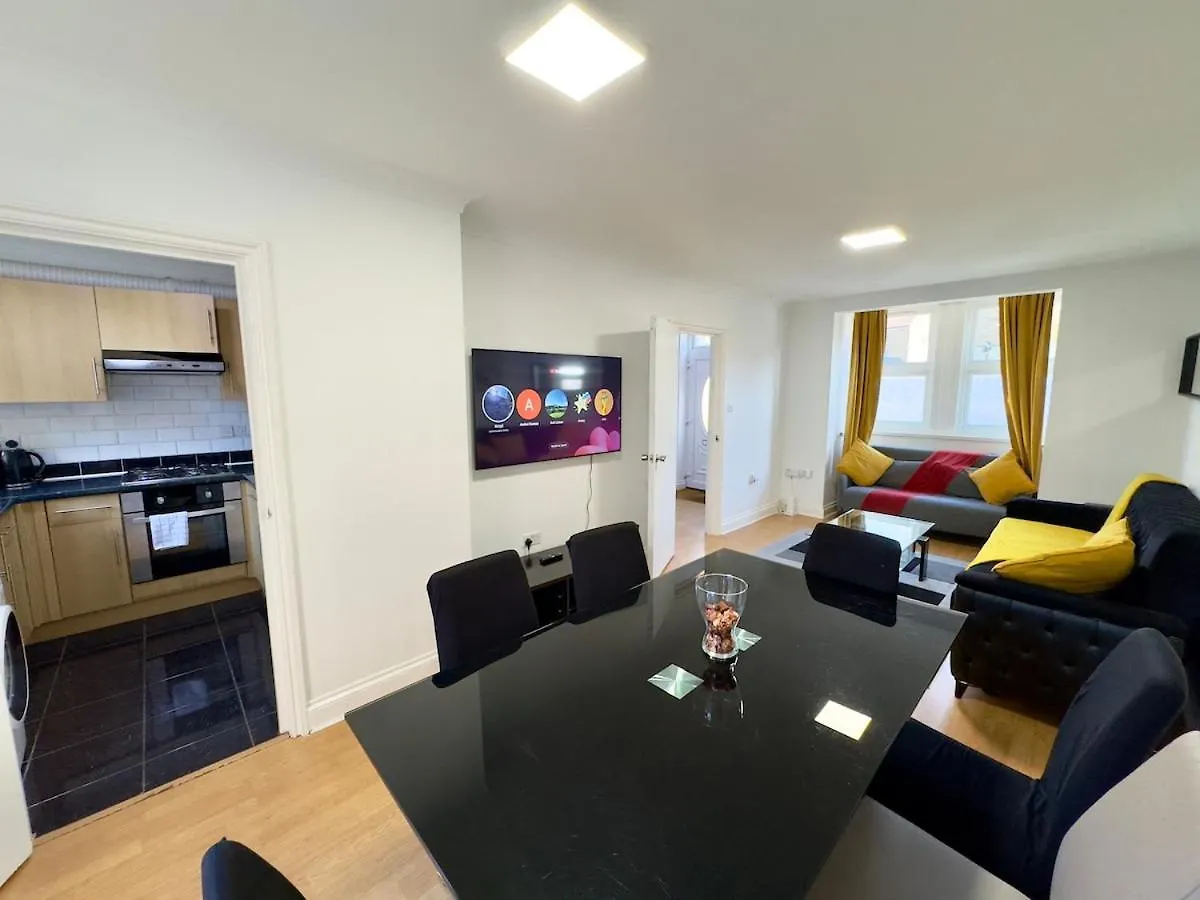 Spacious 3-Bed Home With Garden, Private Parking, Smart Tv'S, Fast Wi-Fi London 0*,