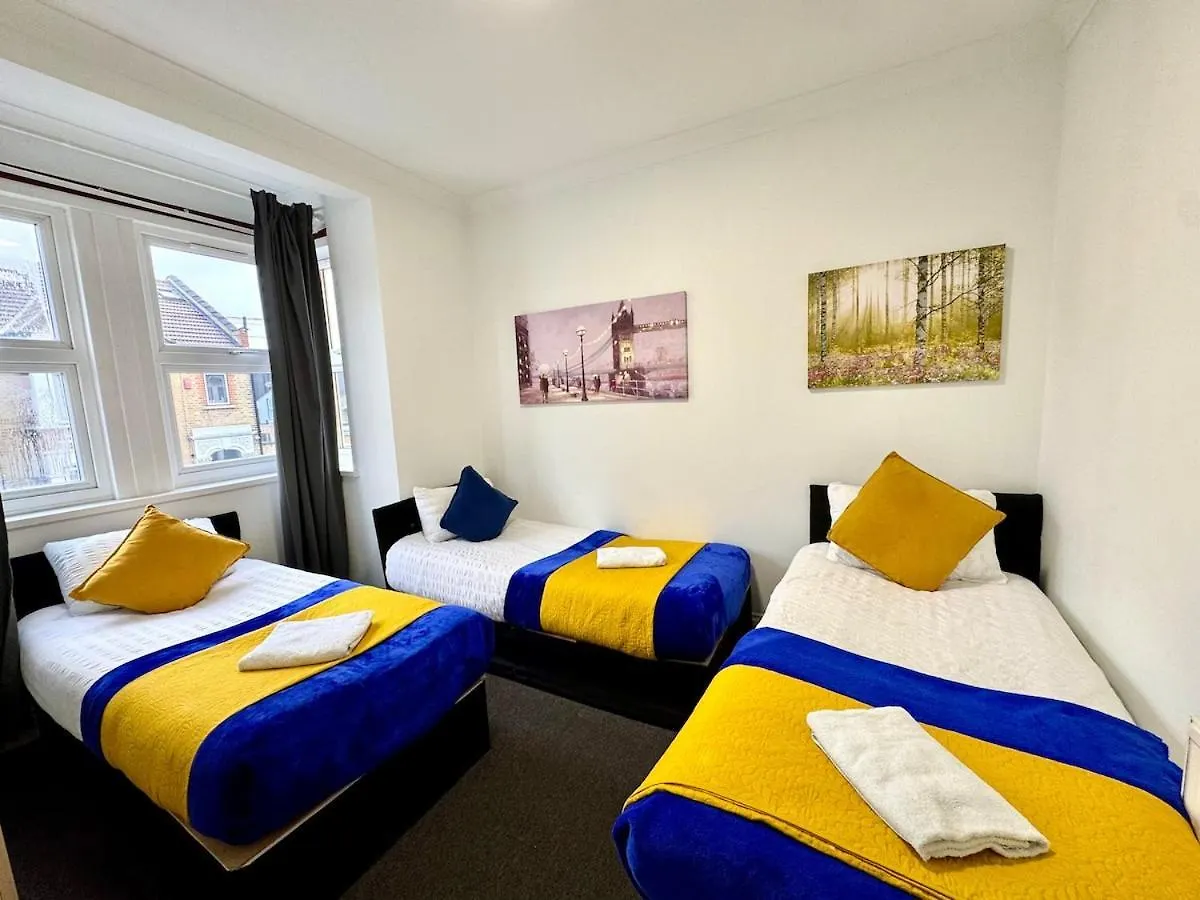 Spacious 3-Bed Home With Garden, Private Parking, Smart Tv'S, Fast Wi-Fi London Holiday home