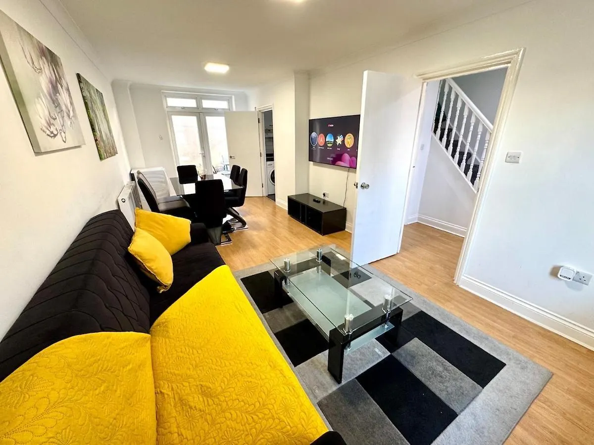 Spacious 3-Bed Home With Garden, Private Parking, Smart Tv'S, Fast Wi-Fi London