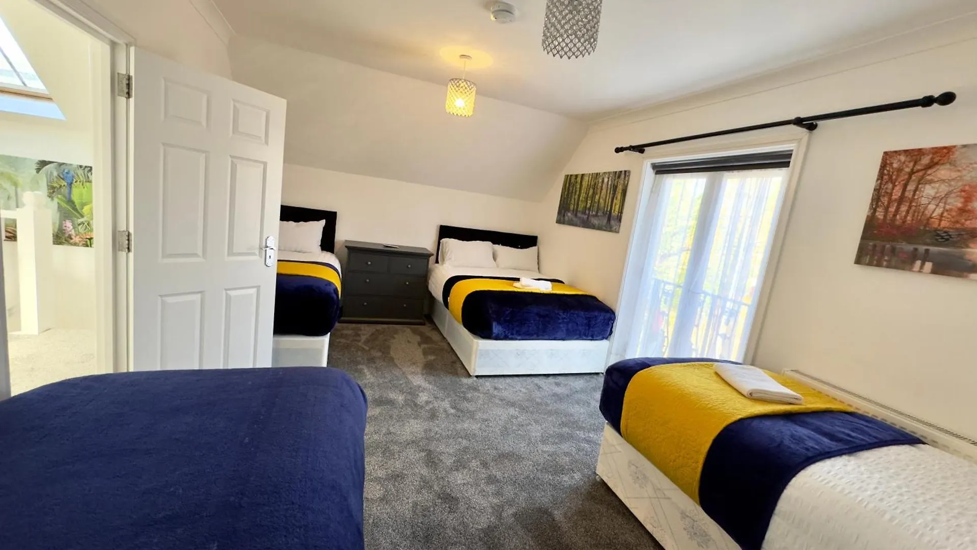 Spacious 3-Bed Home With Garden, Private Parking, Smart Tv'S, Fast Wi-Fi London Holiday home