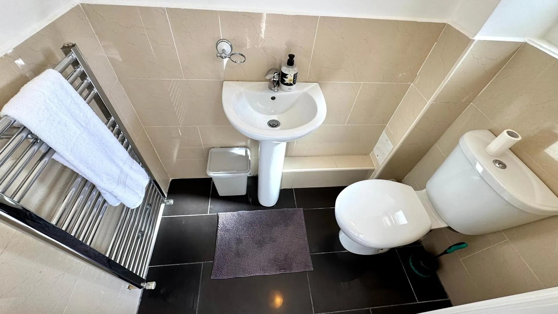 Spacious 3-Bed Home With Garden, Private Parking, Smart Tv'S, Fast Wi-Fi London Holiday home