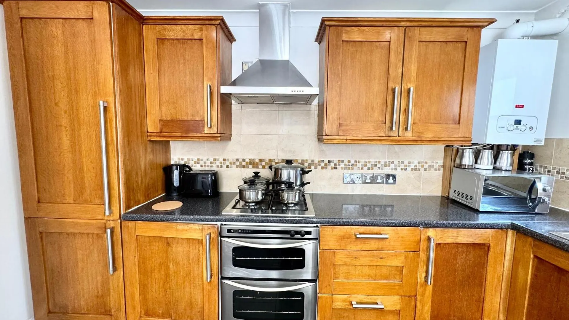 Spacious 3-Bed Home With Garden, Private Parking, Smart Tv'S, Fast Wi-Fi London 0*,