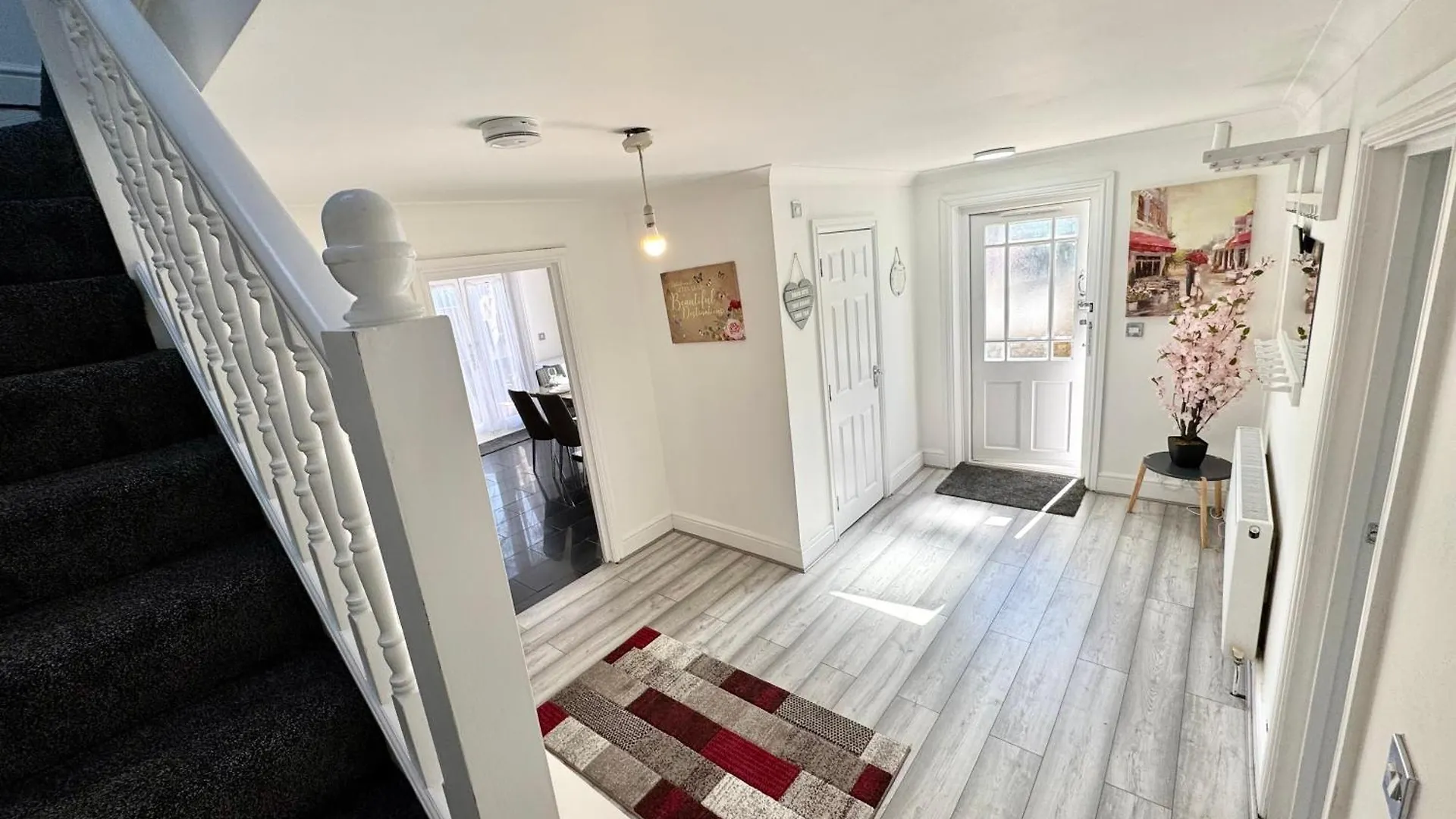 Spacious 3-Bed Home With Garden, Private Parking, Smart Tv'S, Fast Wi-Fi London 0*,